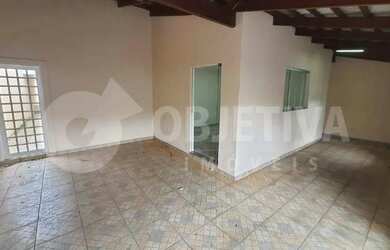 Imagem: A casa possui 3 Dormitórios, 3 Banheiros, 1 Vaga na garagem