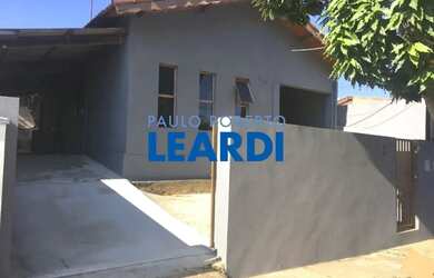 Imagem: A casa possui 3 Dormitórios, 2 Banheiros, 3 Vagas na garagem