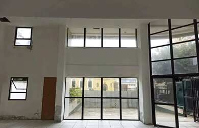 Imagem: O depósito possui 5 Vagas na garagem e 396m² de Área e está