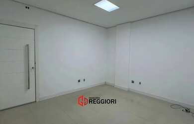 Imagem: O depósito para alugar possui 4 Vagas na garagem e 100m² de