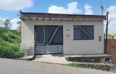 Imagem: A casa possui 3 Dormitórios, 2 Banheiros, 2 Vagas na garagem