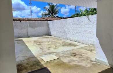 Imagem: A casa possui 3 Dormitórios, 1 Banheiro, 1 Vaga na garagem