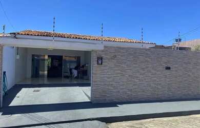 Imagem: A casa possui 4 Dormitórios, 4 Banheiros, 3 Vagas na garagem