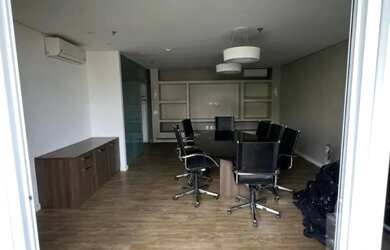 Imagem: O depósito possui 2 Vagas na garagem e 42m² de Área e está