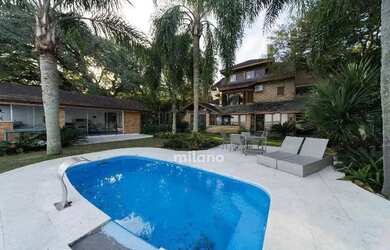 Imagem: A casa possui 3 Dormitórios, 4 Banheiros, 5 Vagas na garagem