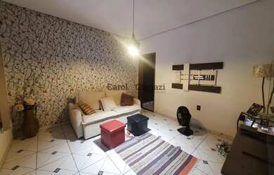 Imagem: A casa possui 2 Dormitórios, 2 Banheiros, 2 Vagas na garagem