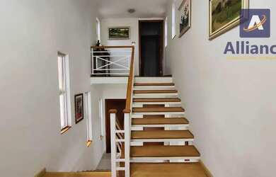 Imagem: A casa possui 4 Dormitórios, 3 Banheiros, 2 Vagas na garagem