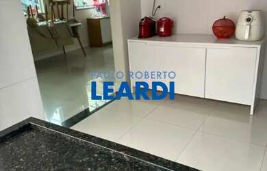 Imagem: A casa possui 3 Dormitórios, 3 Banheiros, 3 Vagas na garagem