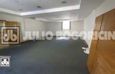 Imagem: O depósito possui 3 Vagas na garagem e 475m² de Área e está