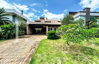 Imagem: A casa possui 5 Dormitórios, 4 Banheiros, 2 Vagas na garagem