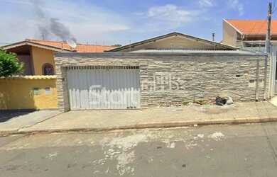 Imagem: A casa possui 4 Dormitórios, 3 Banheiros, 4 Vagas na garagem