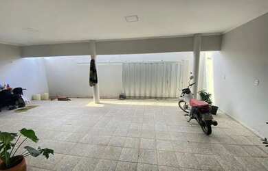 Imagem: A casa possui 3 Dormitórios, 2 Banheiros, 2 Vagas na garagem