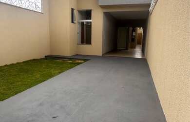 Imagem: A casa possui 3 Dormitórios, 2 Banheiros e 2 Vagas na garagem