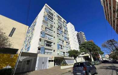 Imagem: O apartamento possui 1 Dormitório, 1 Banheiro, 1 Vaga na garagem