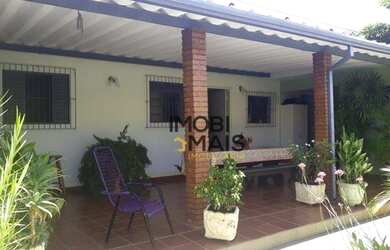 Imagem: A casa possui 3 Dormitórios, 2 Banheiros, 222m² de Área e