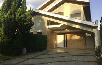 Imagem: A casa possui 4 Dormitórios, 3 Banheiros, 4 Vagas na garagem