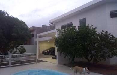 Imagem: A casa possui 3 Dormitórios, 4 Banheiros, 5 Vagas na garagem