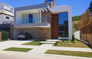 Imagem: A casa em condomínio possui 4 Dormitórios, 4 Banheiros, 2