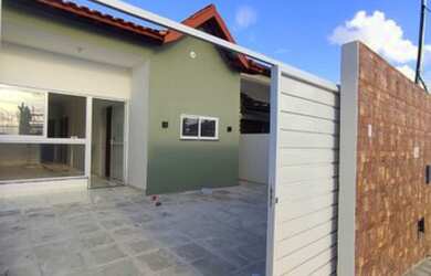 Imagem: A casa possui 3 Dormitórios, 2 Banheiros, 2 Vagas na garagem