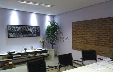 Imagem: O depósito possui 2 Vagas na garagem, 549m² de Área e está