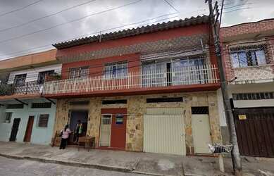 Imagem: A casa possui 4 Dormitórios, 2 Banheiros, 3 Vagas na garagem