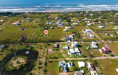 Imagem: O terreno possui 300m² de Área e está localizado em Balneário