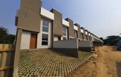 Imagem: A casa possui 2 Dormitórios, 1 Banheiro, 2 Vagas na garagem