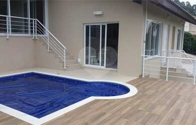 Imagem: A casa possui 3 Dormitórios, 4 Banheiros, 2 Vagas na garagem