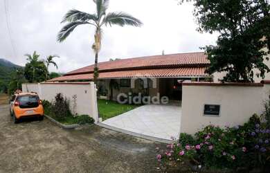 Imagem: A casa possui 4 Dormitórios, 2 Banheiros, 3 Vagas na garagem