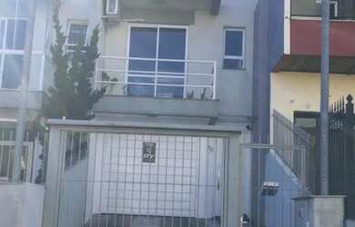 Imagem: A casa possui 2 Dormitórios, 3 Banheiros, 3 Vagas na garagem