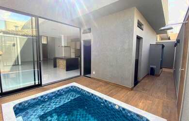 Imagem: A casa possui 3 Dormitórios, 5 Banheiros, 4 Vagas na garagem