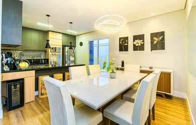 Imagem: A casa possui 4 Dormitórios, 5 Banheiros, 4 Vagas na garagem