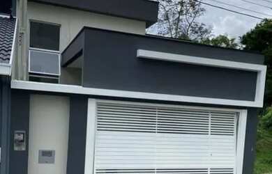 Imagem: A casa possui 3 Dormitórios, 2 Banheiros, 2 Vagas na garagem