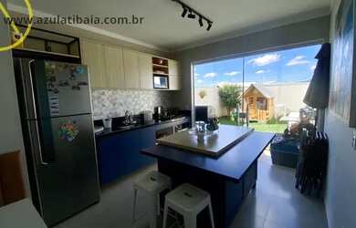 Imagem: A casa possui 4 Dormitórios, 3 Banheiros, 2 Vagas na garagem