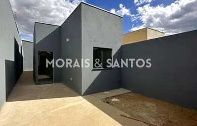 Imagem: A casa possui 3 Dormitórios, 1 Banheiro, 2 Vagas na garagem