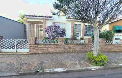 Imagem: A casa possui 3 Dormitórios, 2 Banheiros, 1 Vaga na garagem