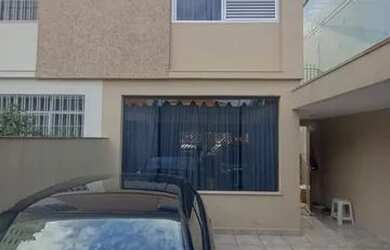 Imagem: A casa possui 3 Dormitórios, 3 Banheiros, 4 Vagas na garagem