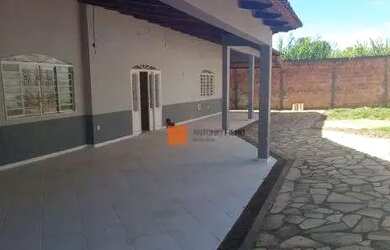 Imagem: A casa possui 3 Dormitórios, 3 Banheiros, 4 Vagas na garagem