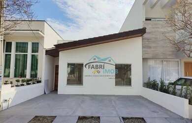 Imagem: A casa em condomínio possui 3 Dormitórios, 1 Banheiro, 2 Vagas