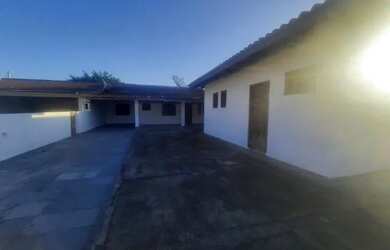 Imagem: A casa possui 2 Dormitórios, 1 Banheiro, 5 Vagas na garagem