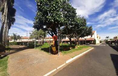 Imagem: A casa possui 2 Dormitórios, 2 Banheiros, 1 Vaga na garagem