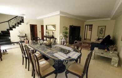 Imagem: A casa à venda possui 5 Dormitórios, 5 Banheiros, 2 Vagas