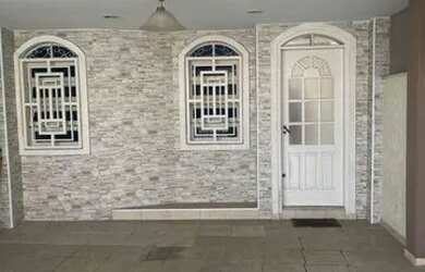 Imagem: A casa possui 3 Dormitórios, 2 Banheiros, 2 Vagas na garagem