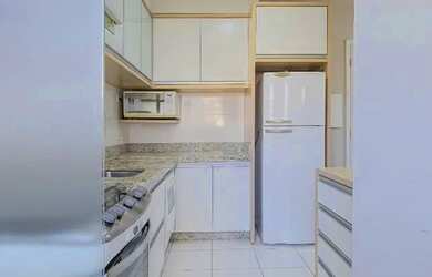 Imagem: O apartamento possui 2 Dormitórios, 1 Banheiro, 1 Vaga na garagem