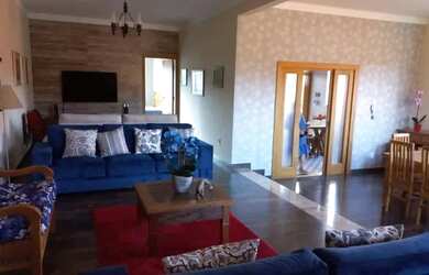 Imagem: A casa possui 4 Dormitórios, 3 Banheiros, 5 Vagas na garagem