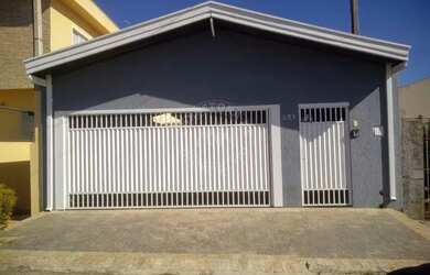 Imagem: A casa possui 3 Dormitórios, 3 Banheiros, 4 Vagas na garagem