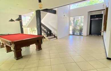 Imagem: A casa possui 4 Dormitórios, 5 Banheiros, 4 Vagas na garagem