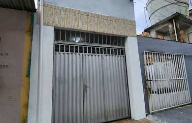 Imagem: A casa possui 3 Dormitórios, 1 Banheiro, 1 Vaga na garagem