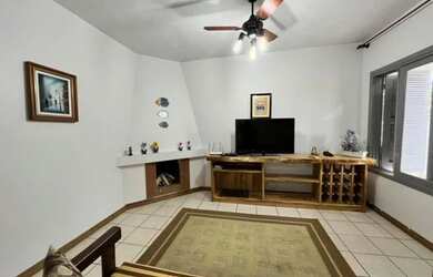 Imagem: A casa possui 3 Dormitórios, 2 Banheiros, 2 Vagas na garagem