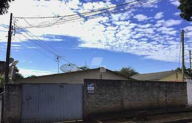 Imagem: A casa possui 2 Dormitórios, 1 Banheiro, 1 Vaga na garagem